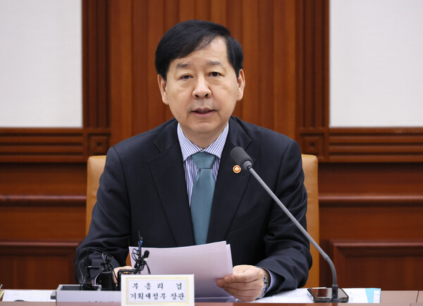 구윤철 부총리 겸 기획재정부 장관은 5일 라디오 인터뷰에서 관세협상 후속조치로 진행하고 있는 팩트시트(Fact Sheet) 작업과 관련해 "경제 분야 시트는 거의 마무리 됐고 안보 분야가 마무리 되면 사인을 하게 된다. 빠른 시일 내에 하려고 노력 중"이라고 말했다. [사진=연합뉴스]