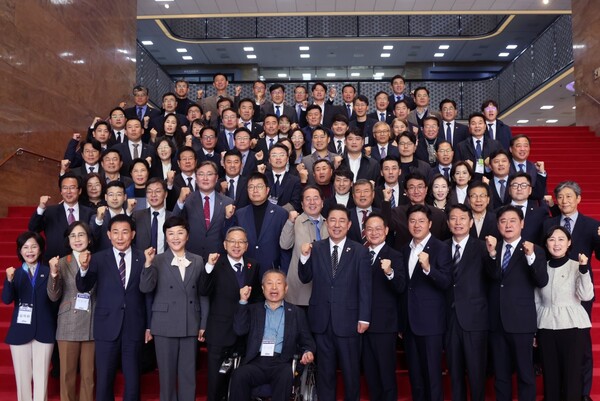 13일 더불어민주당 원내대표 특보·자문위원으로 위촉 단체 기념사진