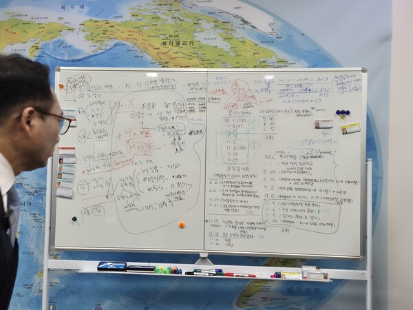 박선원 더불어민주당 의원은 11월 12일 정국인터뷰에서 "무인기 날려보내고, 그 이후부터 상황을 읽어보니까 전쟁 준비해서 성냥 하나만 던지면 되겠다 해서 총공세를 나간 것"이라고 말했다. [사진=폴리뉴스 이준수 PD]