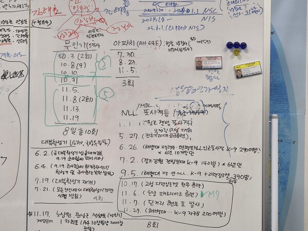 박선원 더불어민주당 의원이 12일 폴리뉴스 김능구 대표와의 정국인터뷰에서 윤석열 전 대통령의 내란 계획 타임라인에 대해 설명하고 있다. 사진은 내란 계획 타임라인이 적혀있는 화이트보드 모습이다. [사진=폴리뉴스 이준수 PD]
