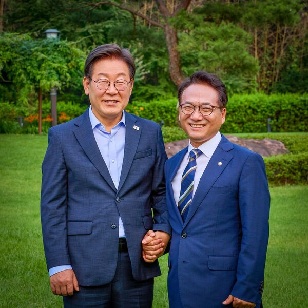 박 의원은 11월 12일 정국인터뷰에서 한미 팩트시트 합의에 대해 "핵확산금지조약이라는 NPT 틀까지 유지하면서 트럼프 대통령이 한 이야기를 팩트시트에 담아내야 되는데, 이게 고난도의 기술이 필요한 것이고 그래서 좀 시간이 걸렸다"라고 밝혔다. 사진은 이재명 대통령과 박선원 의원 모습이다. [사진=박선원 의원실]