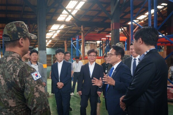 9월 19일 박선원 의원이 부평 제3보급단을 방문해 군장병과 군무원의 노고를 격려하고 있다. [사진=박선원 의원실]