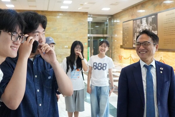 7월 25일 부평구 을 지역구에 있는 삼산고등학교 2학년 학생들이 국회를 방문해, 박선원 의원이 학생들을 안내하며 담소를 나누고 있다. [사진=박선원 의원실]