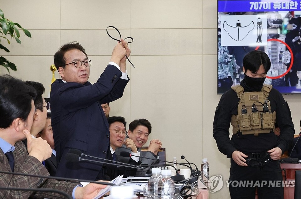 박선원 더불어민주당 의원이 지난 2월20일 서울 여의도 국회에서 열린 국방위원회 제3차 전체회의에서 12.3 비상계엄 관련 케이블타이 플라스틱 수갑을 들어 보이고 있다. [사진=연합뉴스]