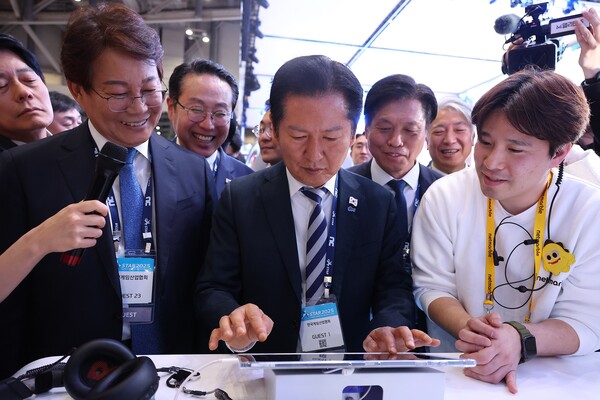 더불어민주당 정청래 대표가 14일 오후 부산 해운대구 벡스코에서 열리고 있는 국제게임전시회 지스타2025 넷마블 부스를 찾아 게임을 체험하고 있다. [사진=연합뉴스]