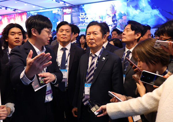 더불어민주당 정청래 대표가 14일 오후 부산 해운대구 벡스코에서 열리고 있는 국제게임전시회 지스타2025를 찾아 전시장을 둘러보고 있다. [사진=연합뉴스]