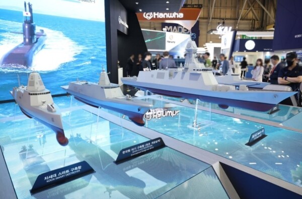 한국형 차기 구축함(KDDX) 등 한화오션의 수상함 함정모형. 