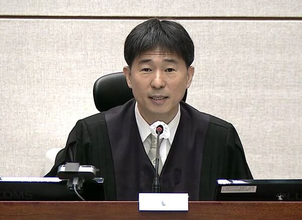 지귀연 부장판사가 지난 10월 2일 서울 서초구 서울중앙지방법원에서 열린 윤석열 전 대통령의 내란 우두머리·직권남용 권리행사 방해 혐의 사건 속행 공판에서 발언하고 있다. [사진=서울중앙지법 제공. 재판매 및 DB금지]