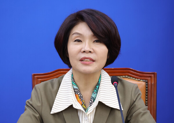 더불어민주당 한정애 정책위의장이 지난 6일 서울 여의도 국회에서 열린 정책조정회의에서 발언하고 있다.[사진=연합뉴스]