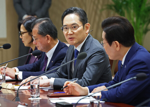 이재용 삼성전자 회장이 16일 용산 대통령실에서 열린 한미 관세협상 후속 민관 합동회의에서 발언하고 있다. [사진=연합뉴스]
