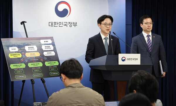  김정관 산업통상부 장관이 14일 서울 종로구 정부서울청사에서 한미 관세협상 팩트시트 및 MOU 관련 브리핑을 하고 있다. 오른쪽은 여한구 산업통상부 통상교섭본부장. [사진=연합뉴스]