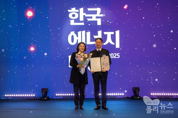 한국가스공사는 17일 한국에너지대상에서 '기후변화 대응 및 온실가스 감축' 유공으로 기후에너지환경부 장관상을 수상했다. 오른쪽 정택주 가스공사 탄소중립환경부장.[사진=가스공사]