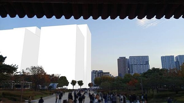 세운4구역에 서울시 고시대로 초고층 건물이 들어섰을 때 예상되는 종묘 외대문(정문)에서의 경관 가상도. [사진=국가유산청 제공]