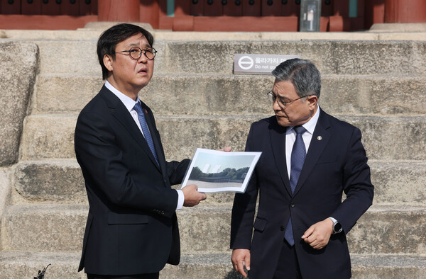최휘영 문화체육관광부 장관과 허민 국가유산청장이 지난 7일 역사문화환경 보존지역 바깥에서의 개발 규제 완화 조례에 대한 대법원 판결과 관련해 서울 종묘를 찾아 전경을 점검하고 있다.[사진=연합뉴스]