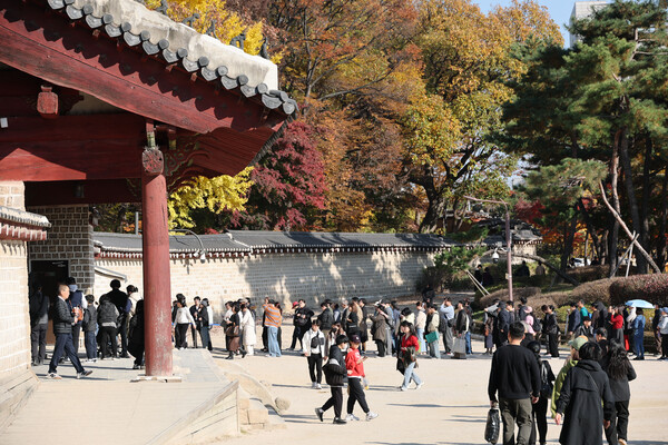주말인 16일 서울 종묘를 찾은 시민들이 입장 표를 구매하기 위해 줄을 서 있다. 지난 13일 국가유산청에 따르면 문화유산위원회 산하 세계유산 분과는 이날 서울 종로구 국립고궁박물관에서 '종묘 세계유산지구 신규 지정 심의' 안건을 심의해 가결했다. [사진=연합뉴스]
