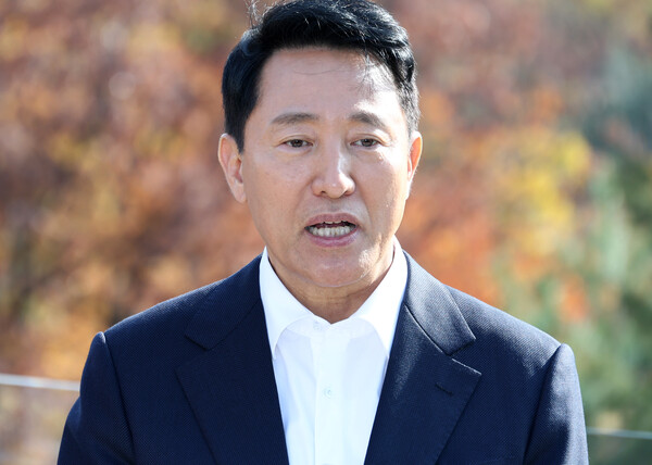 오세훈 서울시장이 지난 13일 서울 중구  모 식당에서 김윤덕 국토교통부 장관과 오찬회동을 마친 뒤 취재진의 질문에 답하고 있다. [사진=연합뉴스]