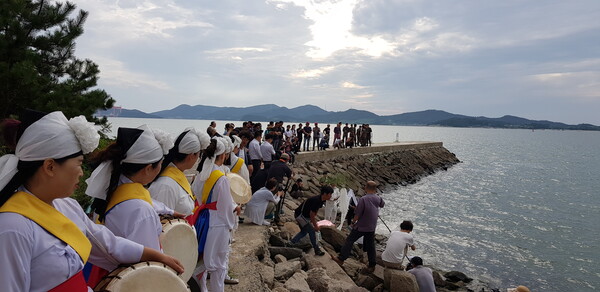 2019년 8월 24일 진행된 고하도 감화원 희생자 진혼제 모습(극단 갯돌에서 주관)