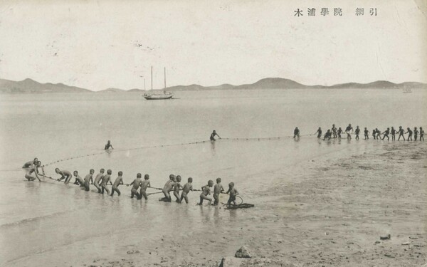 사진엽서로 남아 있는 감화원(국립목포학원) 아이들의 고기잡이 모습. 수용된 인원의 연령대가 매우 낮았음을 알수 있다.