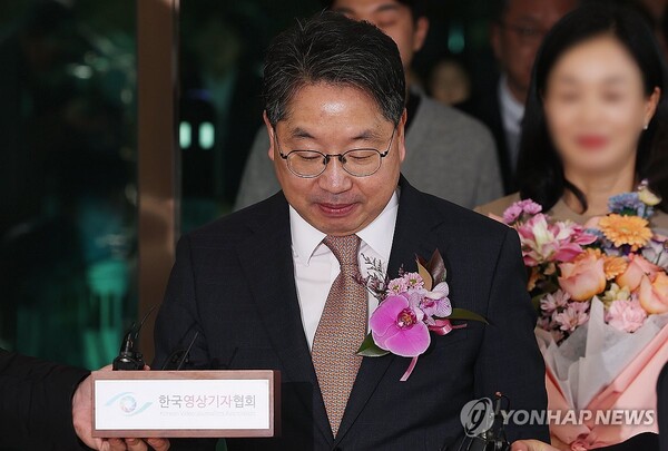 퇴임식을 마친 노만석 검찰총장 직무대행이 14일 서울 서초구 대검찰청을 나서고 있다. [사진=연합뉴스]