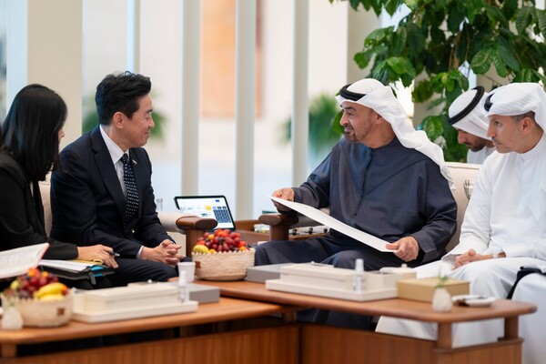 강훈식 대통령 비서실장이 16일(현지시간) 모하메드 빈 자이드 알 나흐얀 UAE 대통령을 예방해 이재명 대통령의 친서를 직접 전달했다. [사진=비서실장 페북]