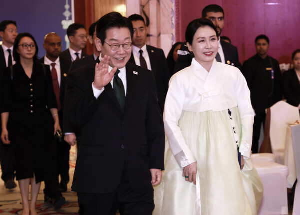 아랍에미리트(UAE)를 국빈 방문 중인 이재명 대통령과 김혜경 여사가 17일(현지시간) 아부다비의 한 호텔에서 열린 동포만찬간담회에 입장하고 있다. [사진=연합뉴스]