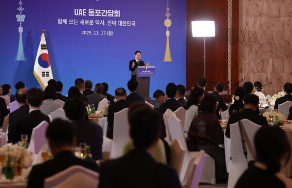 아랍에미리트(UAE)를 국빈 방문 중인 이재명 대통령이 17일(현지시간) 아부다비의 한 호텔에서 열린 동포만찬간담회에서 인사말을 하고 있다. [사진=연합뉴스]