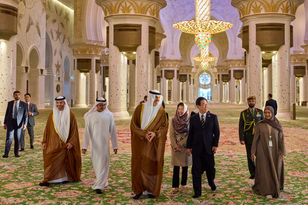 아랍에미리트(UAE)를 국빈 방문 중인 이재명 대통령이 17일(현지시간) 아부다비에 위치한 셰이크 자이드 그랜드 모스크를 방문해 사원을 둘러보고 있다. [사진=연합뉴스]