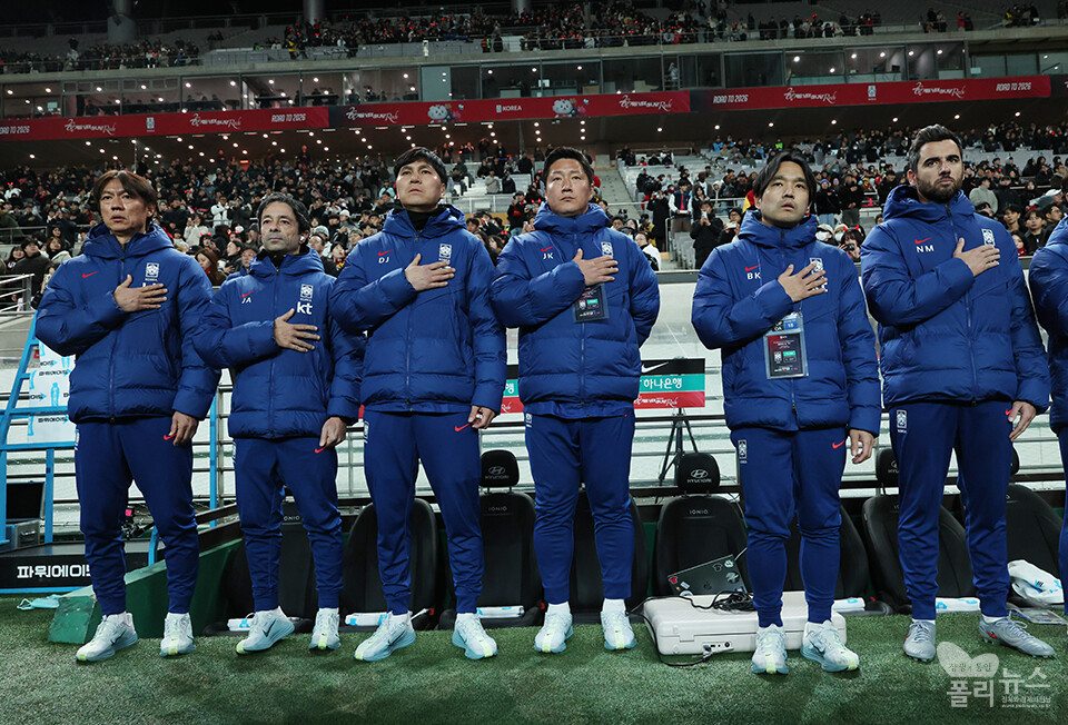 홍명보 감독과 코칭 스텝