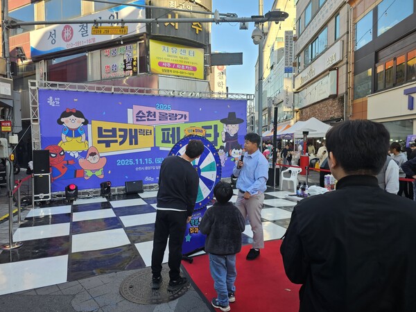 2025 순천 올랑가 부캐 페스타에서 가장 긴 대기줄을 보였던 상품 나눠주기 이벤트[사진=폴리뉴스]