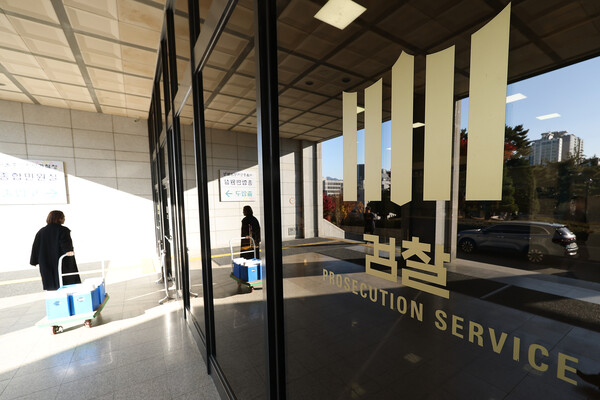 검찰의 대장동 개발 비리사건 항소 포기와 관련해 검찰총장 직무대행에게 상세 설명을 요구한 박재억(사법연수원 29기) 수원지검장이 17일 사의를 표명했다. 검사장 집단 성명의 연판장에 이름을 올린 송강(29기) 광주고검장도 이날 사의를 표한 것으로 알려지면서 검찰 고위 간부들의 추가 퇴진 가능성이 거론된다. [사진=연합뉴스]