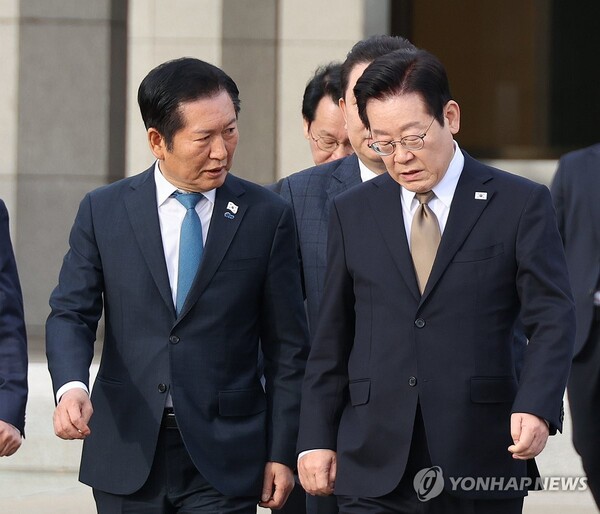 이재명 대통령이 17일 성남 서울공항에서 공군1호기로 이동하며 더불어민주당 정청래 대표와 대화하고 있다 [사진=연합뉴스]