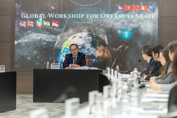 [사진=NH농협손해보험(대표이사 송춘수) 김영일 농업보험부사장이 지난 13일 '2025 AOA(Asia Oceania Association) 세미나'에 참여해 '농협손해보험이 이끄는 대한민국 농업의 회복력과 미래'를 주제로 발표했다고 18일 밝혔다. 김영일 부사장이 발표를 진행하고 있다. (농협손해보험 제공)]