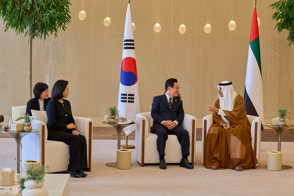  아랍에미리트(UAE)를 국빈 방문한 이재명 대통령이 17일(현지시간) 아부다비 왕실공항에 도착해 칼둔 칼리파 알 무바락 퍼스트 아부다비 뱅크(FAB) 비상임 이사겸 이사회 운영위원회 의장과 환담을 나누고 있다. [사진=공동취재 제공. 재판매 및 DB 금지]