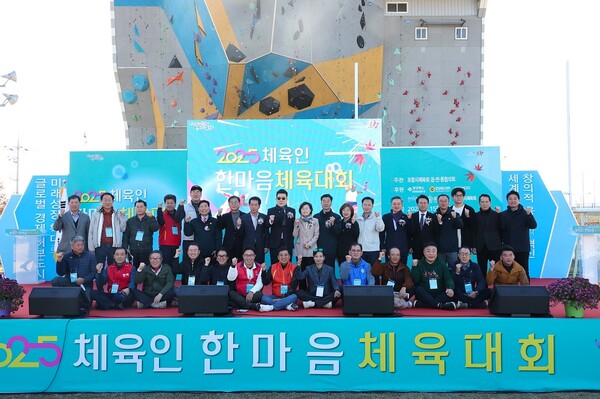 '2025 체육인 한마음 체육대회'가 지난 15일 포항 만인당 옆 잔디구장에서 29개 읍면동 체육회원 등 1,500여 명이 참여한 가운데 성황리에 개최됐다. / 사진=포항시