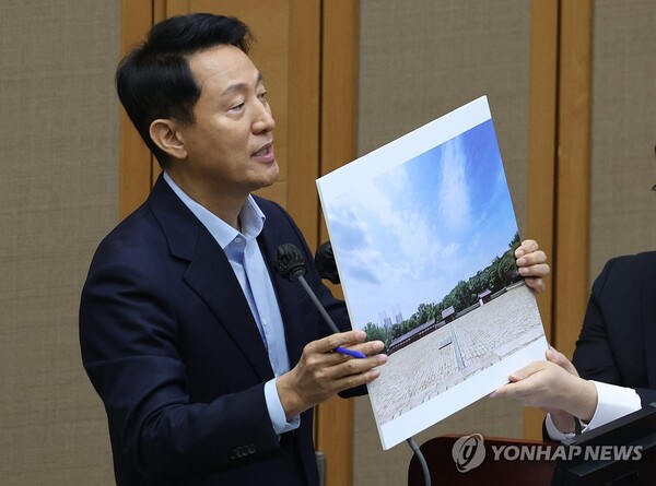 오세훈 서울시장이 18일 서울 중구 서울시의회에서 열린 제333회 정례회 시정질문에 참석, 세운4구역 재개발과 관련된 자료를 들고 질의에 답하고 있다. [사진=연합뉴스]