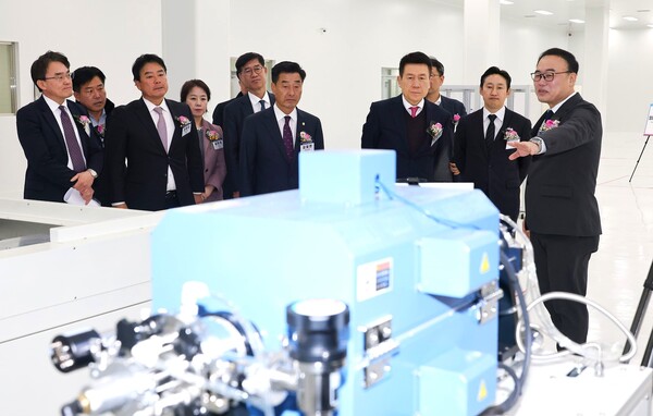 이강덕 포항시장, 김일만 포항시의회 의장을 비롯한 관계자들이 공장 내부를 둘러보고 있다. / 사진=포항시