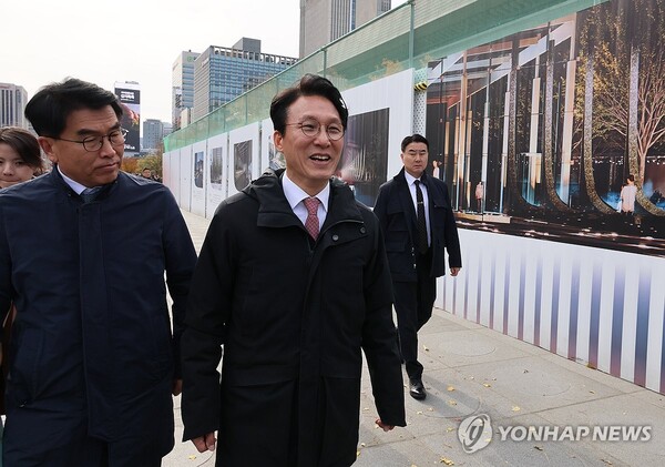 김민석 국무총리가 17일 서울 광화문광장에 조성중인 '감사의 정원' 공사 현장을 찾아 외곽펜스에 그려진 조감도 옆을 지나고 있다. [사진=연합뉴스]