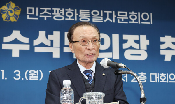 이해찬 전 총리가 지난 3일 서울 중구 민주평화통일자문회의 사무처에서 열린 제22기 민주평화통일자문회의 수석부의장 취임식에서 취임사 하고 있다. [사진=연합뉴스]