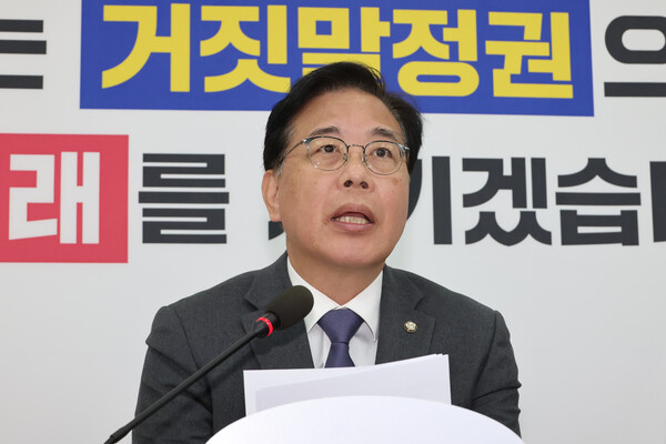  국민의힘 송언석 원내대표가 18일 서울 여의도 국회에서 정부의 '헌법존중 정부혁신 TF'에 대한 당 차원의 대응 등 현안 관련 기자간담회를 하고 있다. [사진=연합뉴스]