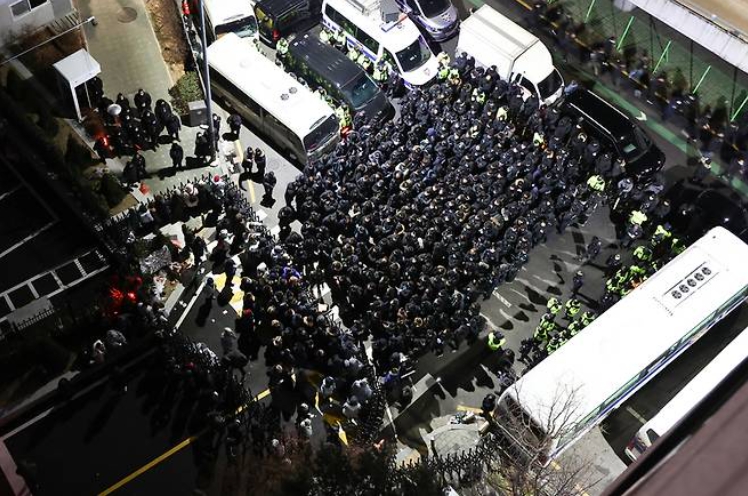 고위공직자범죄수사처(공수처)와 경찰이 윤석열 대통령에 대한 2차 체포영장 집행에 나선 지난 1월 15일 서울 용산구 한남동 대통령 관저 입구에서, 체포영장 집행을 저지하는 윤 대통령측 변호인단 및 경호처(왼쪽)와 집행에 나서려는 공수처·경찰이 대치하고 있다. [사진=연합뉴스]