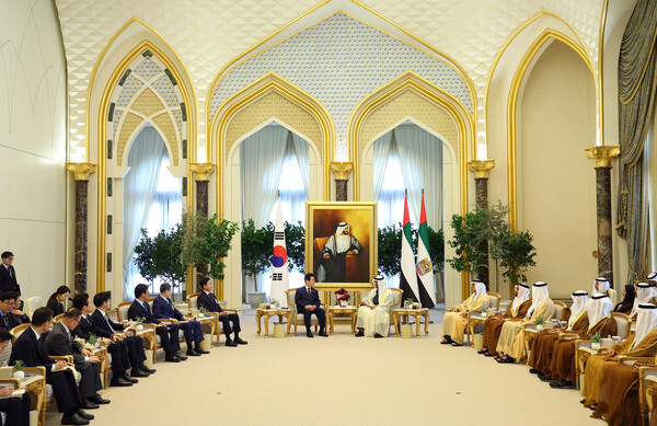 아랍에미리트(UAE)를 국빈 방문 중인 이재명 대통령이 18일(현지시간) 아부다비 대통령궁에서 무함마드 빈 자이드 알 나흐얀 UAE 대통령과 한-UAE 확대회담을 하고 있다. [사진=연합뉴스]