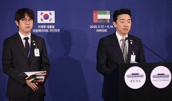 강훈식 대통령비서실장이 18일 아랍에미리트(UAE) 아부다비 한 호텔의 한국프레스센터에서 이재명 대통령 전략경제협력 특사 성과 관련 브리핑을 하고 있다. 왼쪽은 하정우 AI미래기획수석. [사진=연합뉴스]