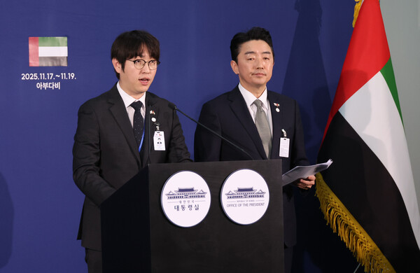 하정우 AI미래기획수석이 18일 아랍에미리트(UAE) 아부다비 한 호텔의 한국프레스센터에서 강훈식 비서실장의 이재명 대통령 전략경제협력 특사 성과 관련 브리핑에 이어 설명하고 있다. [사진=연합뉴스]