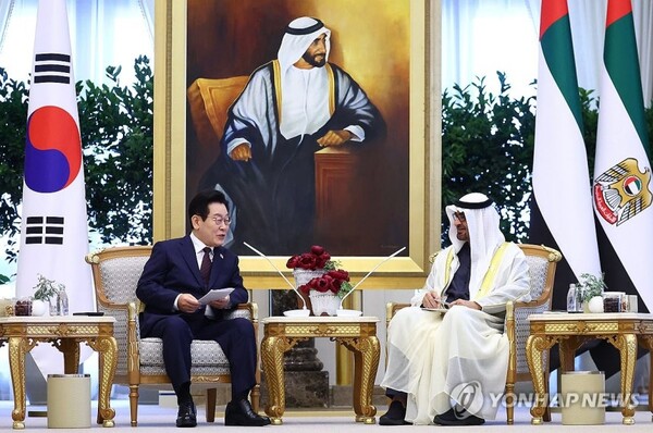 이재명 대통령이 18일(현지시간) 아부다비 대통령궁에서 무함마드 빈 자예드 알 나흐얀 UAE 대통령과 한-UAE 확대회담을 하고 있다 [사진=연합뉴스]