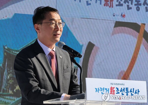 국회 외교통일위원회 야당 간사인 국민의힘 김건 의원이 27일 서울 영등포구 여의도 한강공원 물빛무대에서 열린 자전거 신(新)조선통신사 행사에서 축사하고 있다. [사진=연합뉴스]