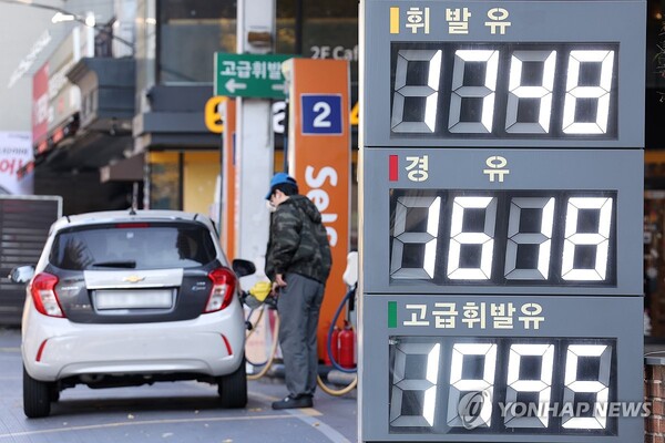 국내 주유소 휘발유와 경유의 주간 평균 가격이 3주 연속 동반 상승했다. 16일 서울 시내 한 주유소 모습. [사진=연합뉴스]