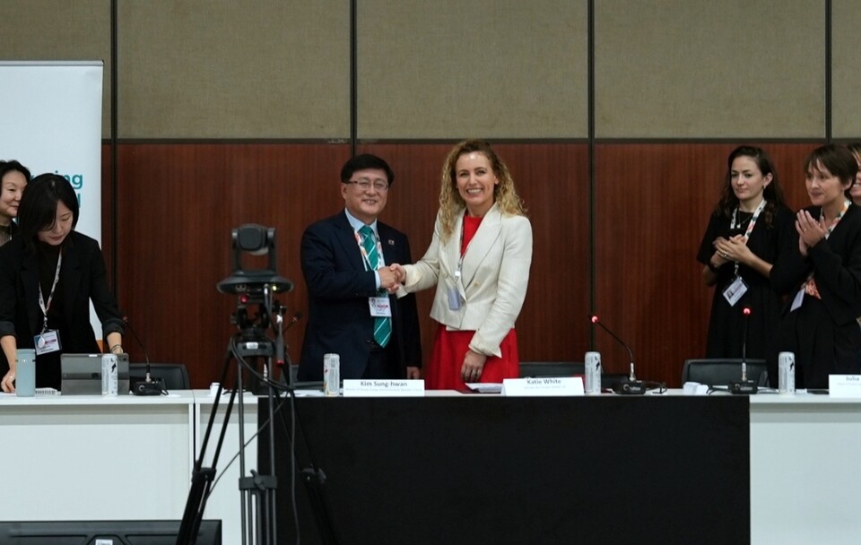 17일(현지시간) 브라질 벨렝에서 열린 제30차 유엔기후변화협약 당사국 총회(COP30) 중 한국이 탈석탄동맹(PPCA)에 가입한 뒤 김성환 기후에너지환경부 장관(가운데 왼쪽)과 PPCA 공동의장인 케이티 화이트 영국 에너지안보넷제로부 장관(가운데 왼쪽)이 악수하고 있다. [PPCA 제공]