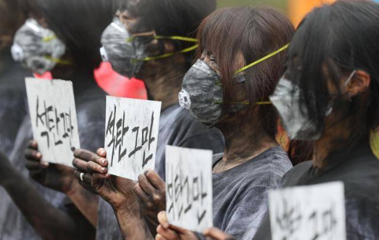 지난 2022년 3월 18일 서울 강남구 포스코센터 앞에서 녹색연합 관계자들이 '삼척블루파워 석탄발전소' 건설 중단을 촉구하는 퍼포먼스를 하고 있다. 포스코 자회사가 건설한 국내 마지막 석탄화력발전소인 삼척블루파워는 '기후대응 역행'이라는 시민사회의 비판과 반대에도 불구하고 지난해 완공돼 현재 상업 운전 중이다. [사진=연합뉴스]