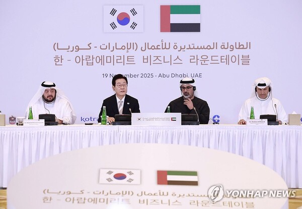 아랍에미리트(UAE)를 국빈 방문 중인 이재명 대통령이 11월 19일(현지시간) 아부다비의 한 호텔에서 열린 한-UAE 비즈니스 라운드테이블에서 발언하고 있다. 왼쪽부터 알 스와이디 투자부 장관, 이재명 대통령, 칼리드 왕세자, 칼둔 칼리파 알 무바라크 아부다비 행정청장이다. [사진=연합뉴스]