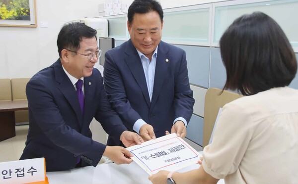 지난 8월 'K-스틸법 제정안'을 제출하고 있는 국회철강포럼 공동대표 이상휘(국민의힘) 의원과 어기구(더불어민주당) 의원 / 사진=이상휘 국회의원 페이스북 캡쳐